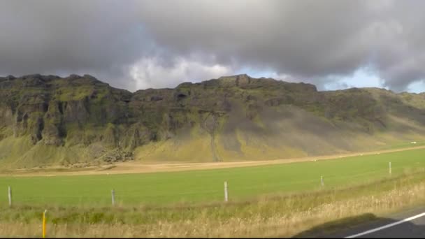 アイスランドの南端にある山をドライブする — ストック動画