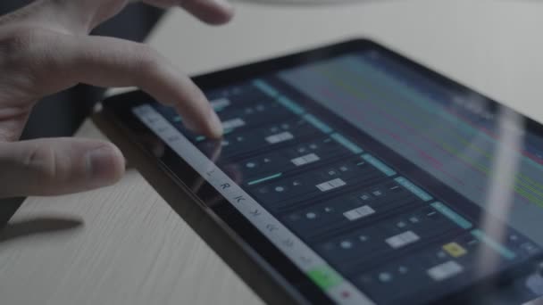 Músico Produtor Verificando Níveis Mistura Misturador Software Tablet — Vídeo de Stock