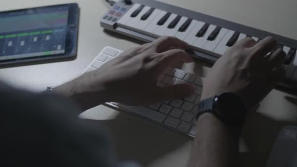 Närbild Producent Musiker Händer Spelar Melodi Riff Midi Keyboard — Stockvideo