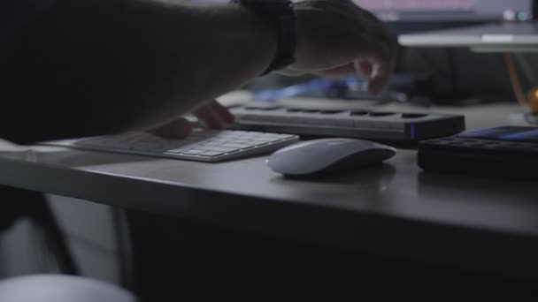 Yapımcı Bir Stüdyoda Midi Klavye Çalıyor — Stok video