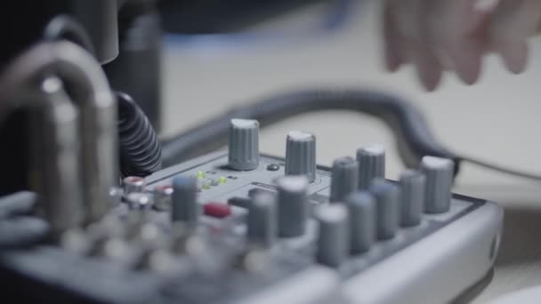 Μηχανικός Ήχου Παραγωγός Μουσικός Περιστρέφει Ένα Κουμπί Ενός Μίξερ Ήχου — Αρχείο Βίντεο