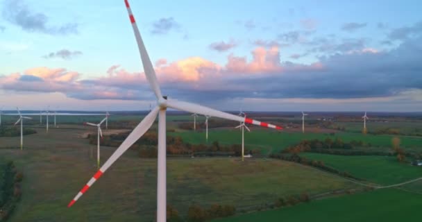 Windkraftanlagen Bei Sonnenuntergang Produzieren Saubere Energie Die Als Eine Form — Stockvideo