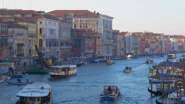 Boat Traffic Venice Canal Gondolas Boats Anchored Shores Sunset Venice — Stock video