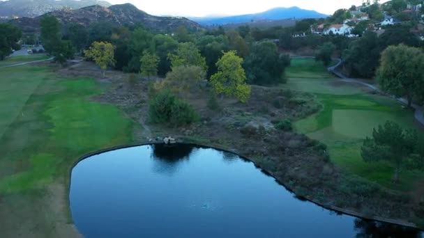 日の出の間 カリフォルニア州ラモーナのサンビセンテゴルフコースの空中ドローン — ストック動画
