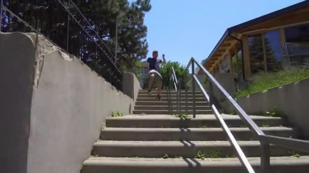 Бесплатный Бегун Паркуру Сбивающий Ног Прохожих Затем Врезающийся Забор — стоковое видео