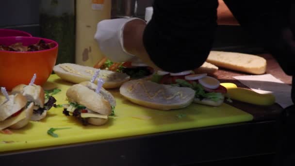 Yemek Şirketi Sandviçleri Yakın Çekim Yapıyor — Stok video
