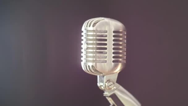 Microfone Elvis Vintage Frente Fundo Escuro Com Uma Fonte Luz — Vídeo de Stock
