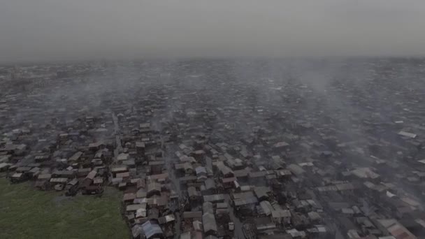 マココはナイジェリア最大のスラム街と見なされており 住民はスティッツの上に建てられています 彼らは浮遊するコミュニティと呼ばれ これは決して眠らないコミュニティの上を飛ぶ無人機の映像です — ストック動画