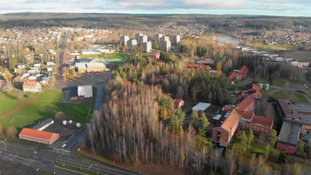 Drone Footage Flying Road Some Houses Small Town Lake Background — Vídeo de Stock