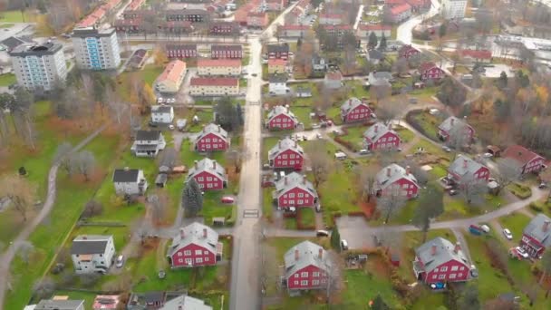 Drone Footage Flying Some Beautiful Red Houses Surrounded Green Grass — Vídeo de Stock