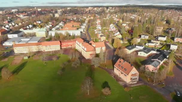Drone Footage Moving Away While Ascending Some Houses School Small — Vídeo de Stock