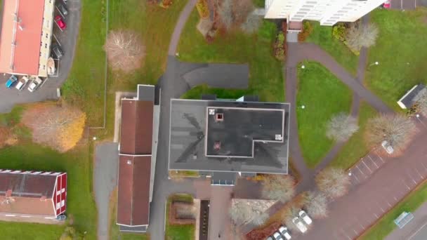 Top View Passing Two Story Buildings Small Town Filmed Realtime — Vídeo de Stock