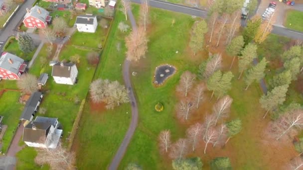 Drone Footage Flying Small Parque Some Redo Houses Left Hand — Vídeo de Stock