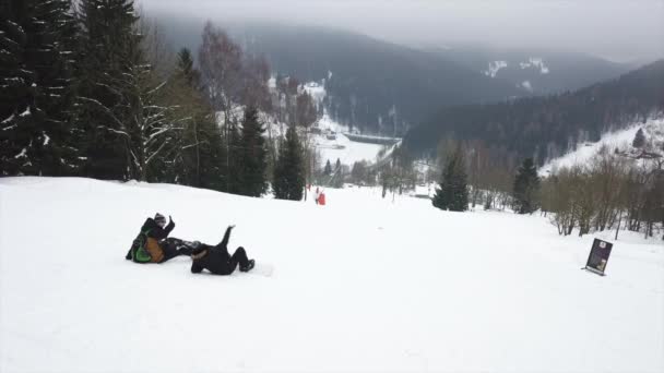 Two Snowboarders Ready Going Hill Spindleruv Mlyn — Stockvideo