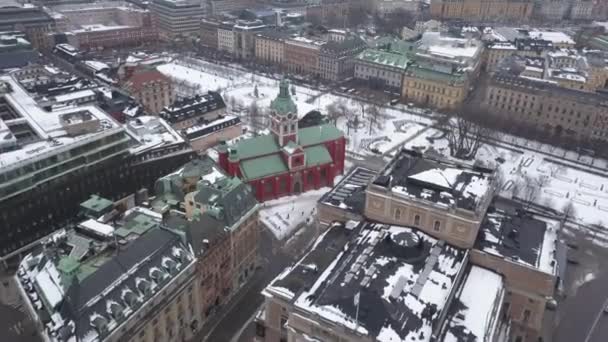 Повітряні Кадри Збільшуються Яскравій Червоній Зеленій Церкві Центрі Стокгольма Швеція — стокове відео
