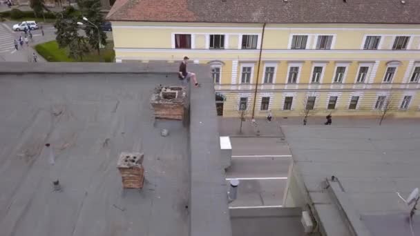 Скользящий Беспилотный Летательный Аппарат Молодого Мужчины Паркура Стоящего Краю Крыши — стоковое видео