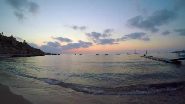 Wide View Konnos Bay Sunset Waves Wash Ashore Boats Anchored — Stock Video