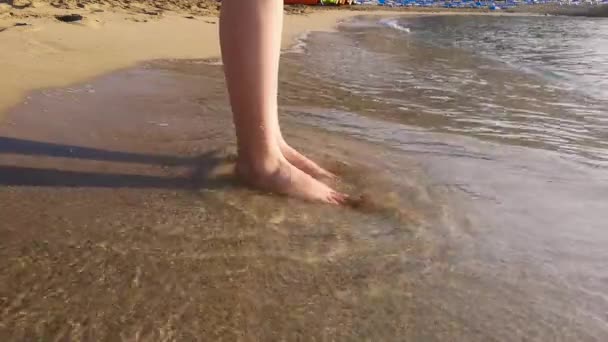一个女人站在沙滩上 就像她的脚趾在沙滩上 海浪在沙滩上 — 图库视频影像