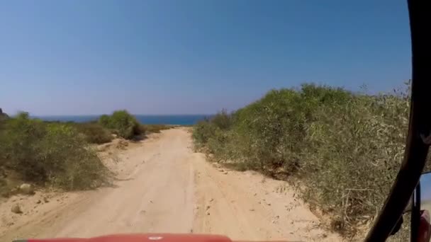 ドライバーの視点は 地中海の海岸に向かって洞窟グレコででこぼこ未舗装道路歩道を渡って4人のランナーAtvを運転 — ストック動画