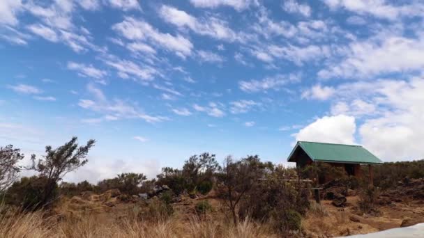 Time Lapse Shot Uma Cabana Plantas Natureza Nuvens Movendo Céu — Vídeo de Stock