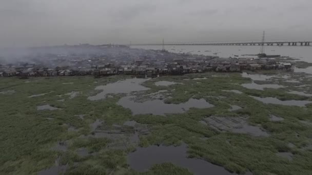 Makoko被认为是尼日利亚最大的贫民窟 那里的居民都住在高耸的斜坡上 它们被称为 漂浮社区 这是一个无人驾驶飞机在社区上空飞行的镜头 从未间断过 — 图库视频影像