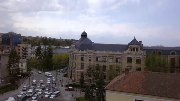 Aerial Tilting Skott Centrum Cluj Napoca Rumänien Avslöja Trafik Vägen — Stockvideo