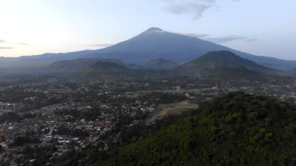 タンザニアの農村から遠くに見える巨大な山の空中写真 — ストック動画