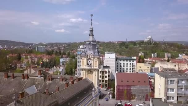 在揭示世纪中叶的建筑的同时 华丽的无人机射中了罗马尼亚下城的一座钟楼 — 图库视频影像