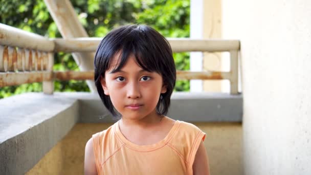 Ung Sørøstasiatisk Gutt Alene Smilte Var Ekte Inn Kameraet Solskinnsdag – stockvideo