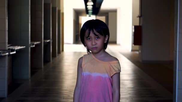 Портрет Молодого Хлопця Південно Східної Азії Який Боїться Дивитися Камеру — стокове відео