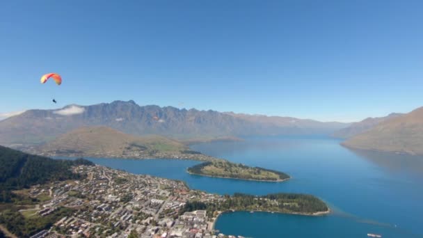 Αλεξίπτωτα Που Πετούν Πάνω Από Queenstown Και Λίμνη Wakatipu Ένα — Αρχείο Βίντεο