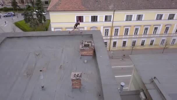 Epicki Strzał Młody Dorosły Mężczyzna Parkour Free Running Leaping Dachu — Wideo stockowe