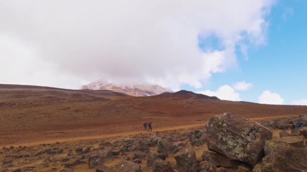 Время Пролетело Люди Шли Тропе Ухуру Вершине Горы Килиманджаро Туманный — стоковое видео
