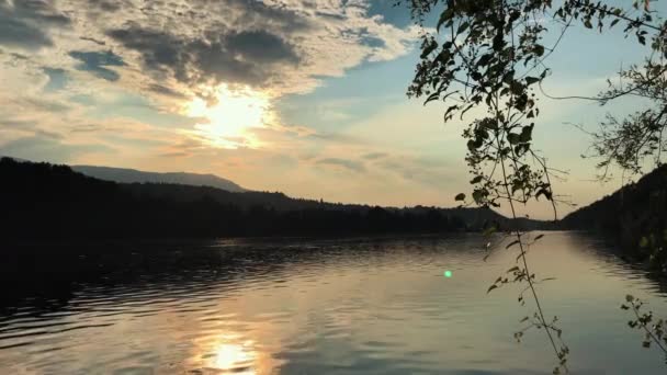 Prachtig Meer Met Silhouetted Bomen Een Gouden Zonsondergang Een Bewolkte — Stockvideo