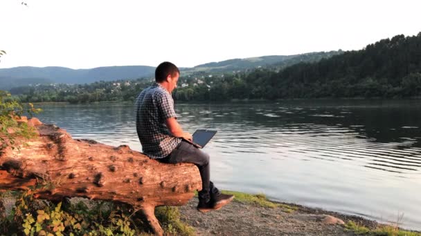 Man Teleworks Remotely Nature Laptop Sits Tree Stump Looking Out — Stockvideo