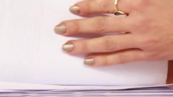 Mãos Anchorwoman Close Como Ela Espingarda Através Suas Notas Mesa — Vídeo de Stock