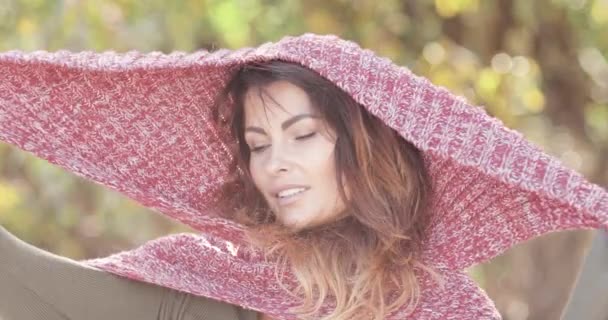 Güzel Bir Esmer Model Açık Havada Örgü Ören Bir Eşarpla — Stok video