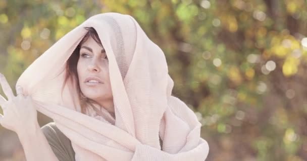 Een Mooie Brunette Model Poseert Met Een Lichte Sjaal Haar — Stockvideo