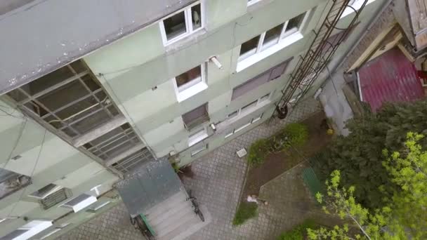 Overhead Aerial Drone Wide Shot Young Adult Male Parkour Free — 图库视频影像