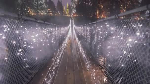 Hosszú Felfüggesztés Híd Díszített Karácsonyi Fények Esős Éjszaka — Stock videók