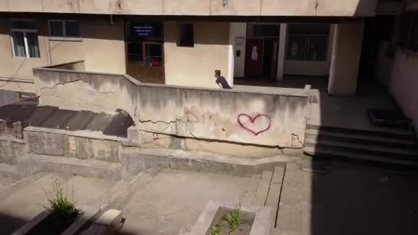 Tracking Shot Young Adult Male Thrill Seeker Jumping Balcony Doing — Stok video