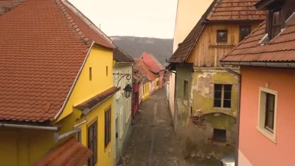 Krásný Výhled Kamennou Uličku Slavného Středověkého Města Sighisoara Zamračeném Dni — Stock video