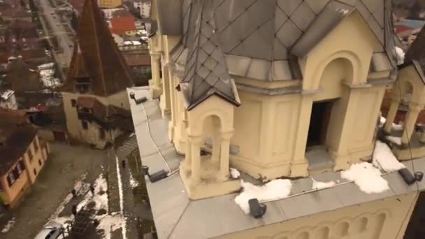 Detail Jam Menara Gereja Dengan Kota Abad Pertengahan Sighisoara Latar — Stok Video