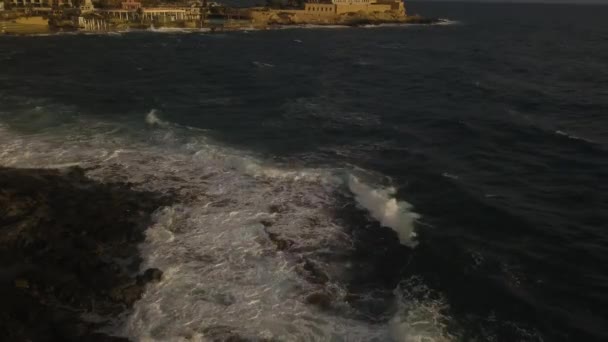 Las Suaves Olas Del Mar Mediterráneo Rompen Contra Costa Rocosa — Vídeos de Stock