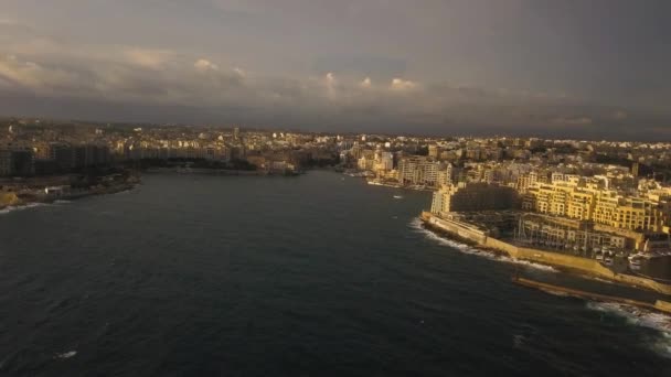 Amplia Vista Aérea Julian Malta Amanecer Una Luz Dorada Brilla — Vídeos de Stock