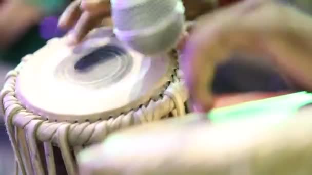 Mann Spielt Tabla Drum Indisches Musikinstrument Nahaufnahme — Stockvideo