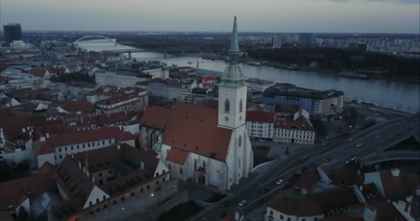 夕暮れ時にブラチスラバの聖マーティン教会から後方に飛んで 広い空中ショット — ストック動画