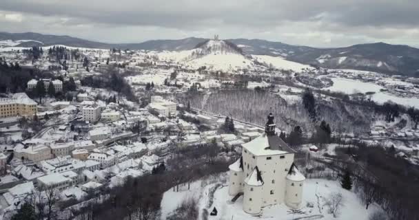 Maden Kasabası Banska Stiavnica Nın Kışın Havadan Çekilmiş Bir Fotoğrafı — Stok video