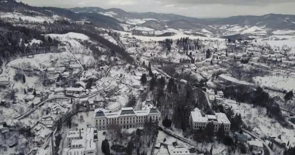 Ευρεία Εναέρια Λήψη Μιας Πόλης Εξόρυξη Banska Stiavnica Χειμώνα Καλύπτονται — Αρχείο Βίντεο