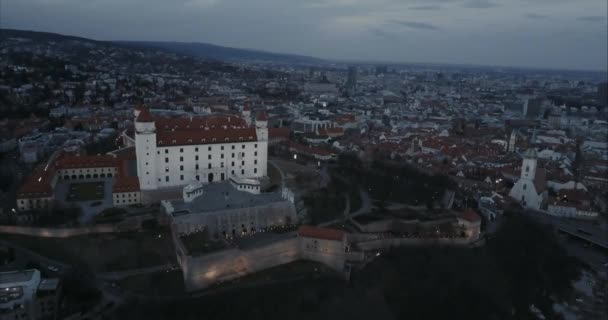 Повітряний Постріл Замку Братислави Старого Міста Сутінках — стокове відео